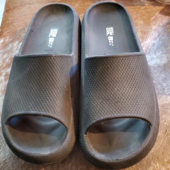 Shoes - 32* Cool Black Slide Sandals